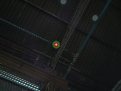 Ultraschallkamera zeigt Hotspot einer Leckage an einer schwer zugänglichen Hallendecke