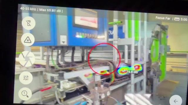 Ultraschallkamera zeigt Hotspots an automatisierter Anlage mit möglichen Störquellen