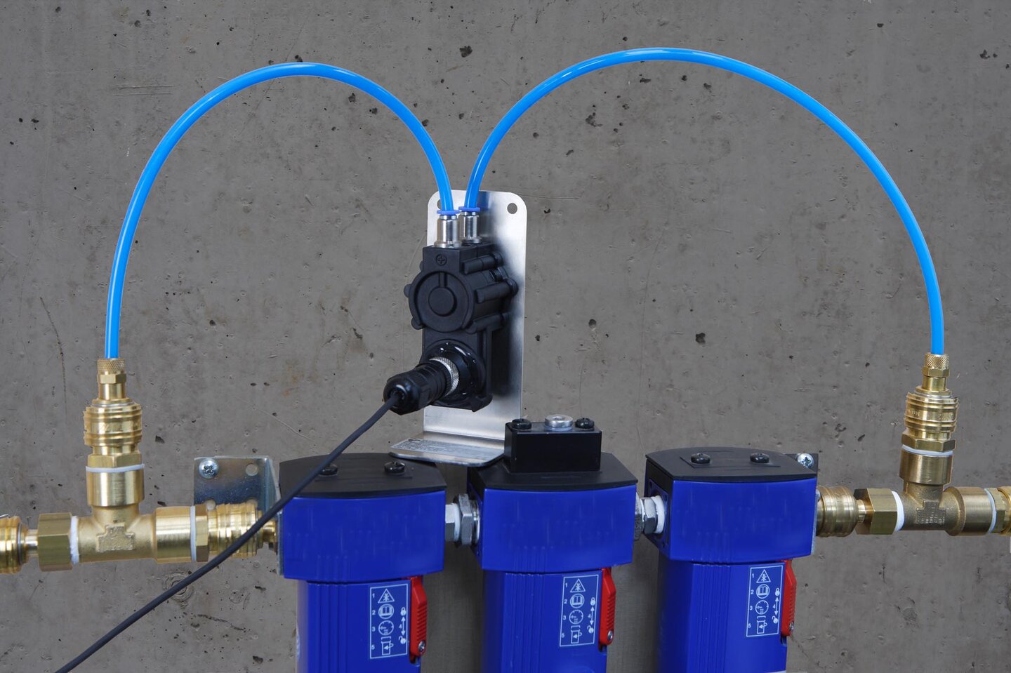 Typisk användningsplats för differenstryckmätning i kombination med två PE-slangar före och efter filterelementen.
